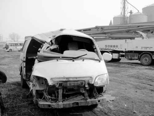 被撞毀的“黑校車(chē)”