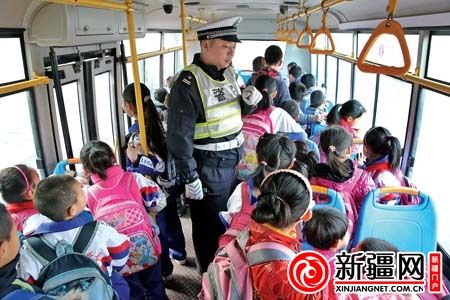 本報訊（記者丁璐）3月21日9時許，水區交警大隊南湖中隊交警張雁在新興街與新民西街交會處，攔截了一輛小型公交車。上車檢查時發現，車上坐了40名小學生。