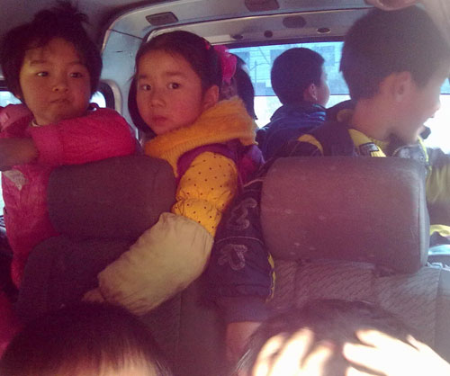 核載8人、實載20人的“偽校車”在分宜被查獲 點擊圖片分享到上海灘微博