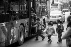 政府主導校車市場化運營2年 部分家長嫌“貴” 政府主導校車市場化運營2年 部分家長嫌“貴”