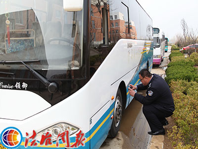 山東費(fèi)縣對(duì)校車開展拉網(wǎng)式安全隱患大排查/ 山東費(fèi)縣對(duì)校車開展拉網(wǎng)式安全隱患大排查