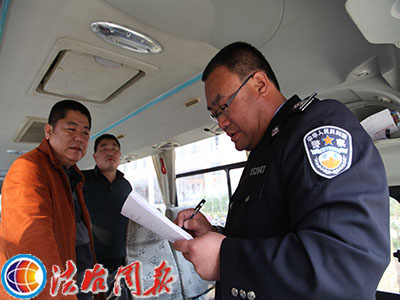 山東費(fèi)縣對(duì)校車開展拉網(wǎng)式安全隱患大排查/ 山東費(fèi)縣對(duì)校車開展拉網(wǎng)式安全隱患大排查