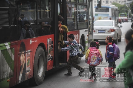 “寧鄉模式”校車運營兩年:家長嫌貴 “寧鄉模式”校車運營兩年:家長嫌貴