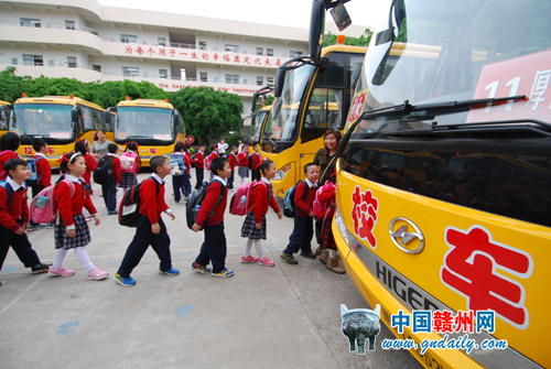 新校車是否駛離了“老問題”? 新校車是否駛離了“老問題”?