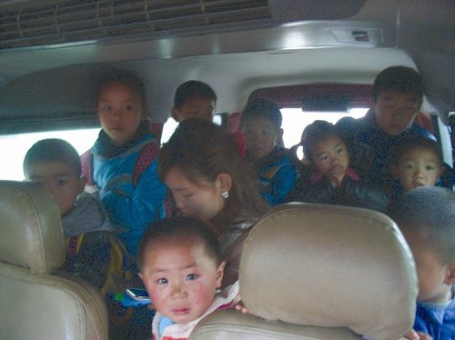 荊州市交警突查校車 6輛校車均超載100%以上 荊州市交警突查校車 6輛校車均超載100%以上