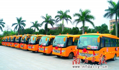 源潭近千名學生坐上新校車