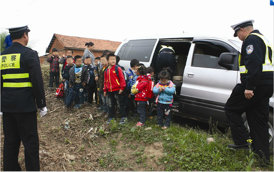 幼兒園校車“人疊人” 交警接到舉報當場查扣
