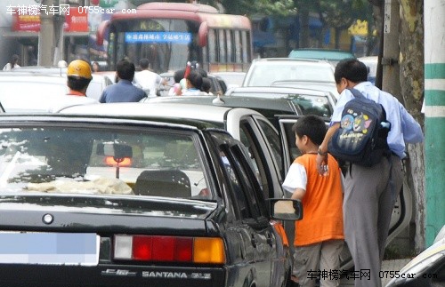 中式接送很頭疼 破擁堵公交校車更有效 中國式接送很頭疼