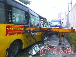 校車撞上違停拖掛車 小學生一死九傷 