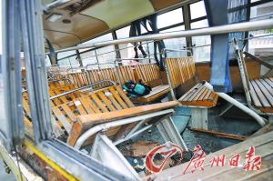 校車撞上違停拖掛車 小學生一死九傷 