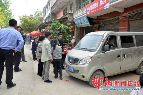 隆回縣查獲一嚴重超載“黑校車” 隆回縣查獲一嚴重超載“黑校車”