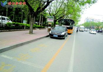 小學門前14個專用車位 附近私家車鳩占鵲巢