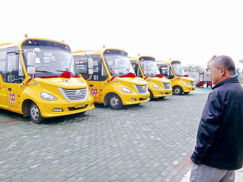 “大鼻子”校車配發多日 學生仍擠“麻木”上學 “大鼻子”校車配發多日 學生仍擠“麻木”上學