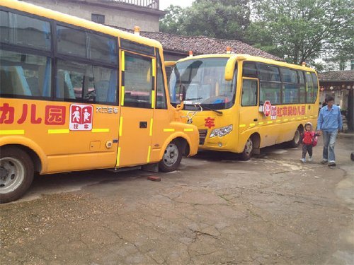 校車里面的GPS、攝像頭、倒車雷達，幼兒專用椅等校車基本配置都全部到位。