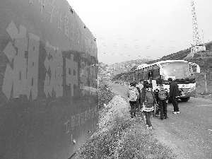 校車終于來了，湖灘中學的13名學生依次上車。