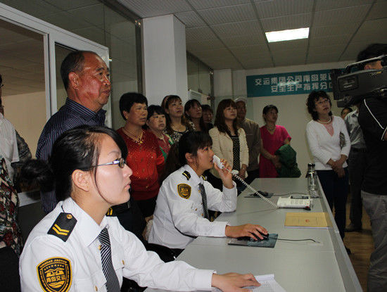 青島：溫馨校車千里眼監控 司機抽煙打電話實時預警