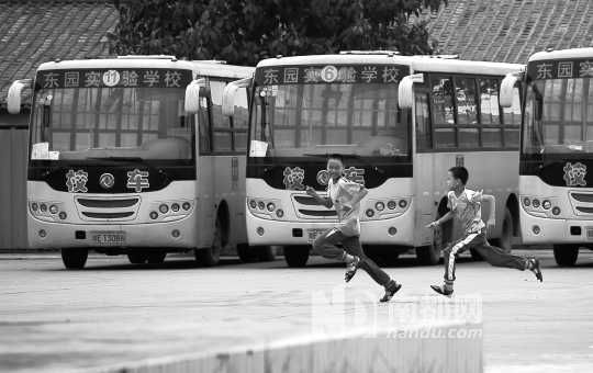 校車改裝 民辦學校叫苦喊難