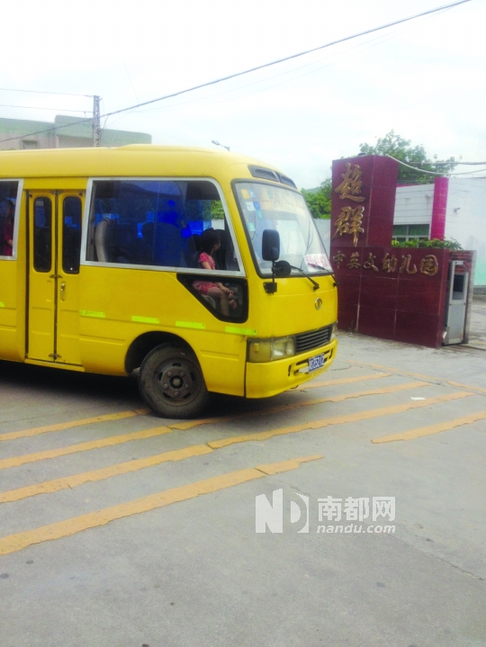 <p>這輛遭家長舉報的中巴，無規范校車標識。南都記者黃超攝<br /></p>