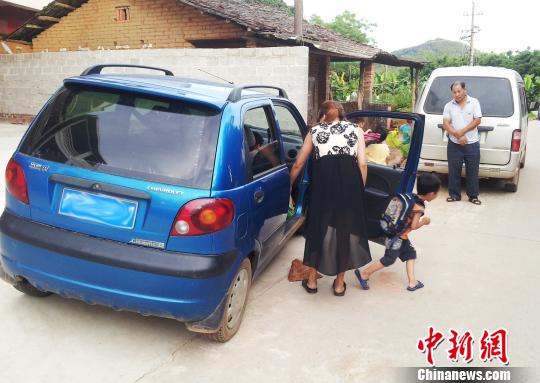 幼兒園業主將5座私家車改成校車 擠入21名兒童 幼兒園業主將5座私家車改成校車擠入21名兒童