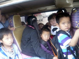 “黑校車”擠滿孩子 “黑校車”擠滿孩子