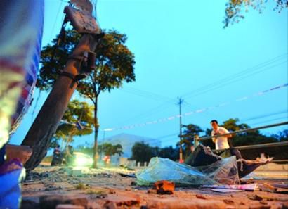 校車撞斷電線桿沖進圍墻 車上5名師生及司機受傷 校車撞斷電線桿沖進圍墻 車上5名師生及司機受傷