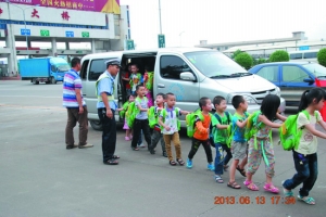 11座“黑校車”居然載了19幼童 黑校車嚴重超載。通訊員 供圖
