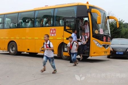 陜西閻良區(qū)校車安全應(yīng)急疏散演練 提高師生安全意識 陜西閻良區(qū)校車安全應(yīng)急疏散演練 提高師生安全意識