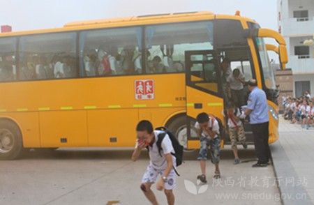 陜西閻良區(qū)校車安全應(yīng)急疏散演練 提高師生安全意識 陜西閻良區(qū)校車安全應(yīng)急疏散演練 提高師生安全意識