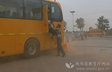陜西閻良區(qū)校車安全應(yīng)急疏散演練 提高師生安全意識 陜西閻良區(qū)校車安全應(yīng)急疏散演練 提高師生安全意識