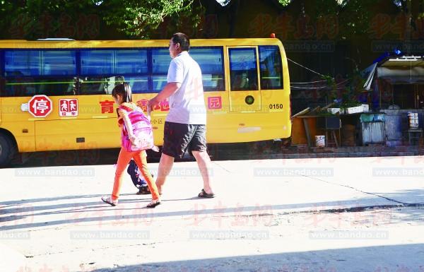 校車一下全停了,家長直呼吃不消(組圖) 就算幼兒園配備了校車,如今也只能閑置了。