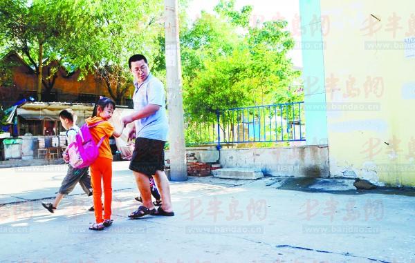 校車一下全停了,家長直呼吃不消(組圖) 就算幼兒園配備了校車,如今也只能閑置了。