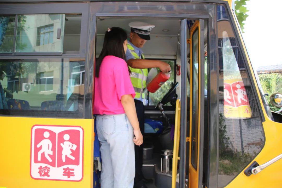 華陰交警“復檢”校車 護航開學季 圖片