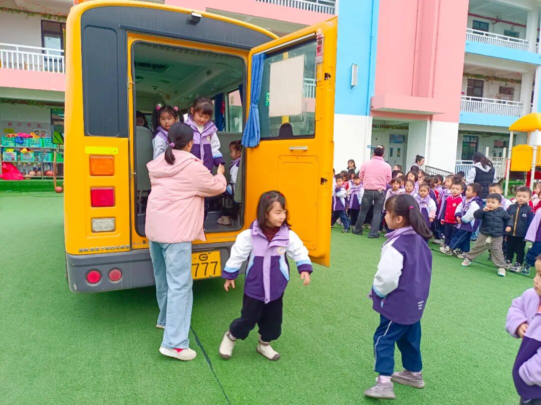 【安全教育】校車應(yīng)急演練,筑牢安全防線——恒大樂迪幼兒園校車安全演練活動(dòng) 【安全教育】校車應(yīng)急演練,筑牢安全防線——恒大樂迪幼兒園校車安全演練活動(dòng)
