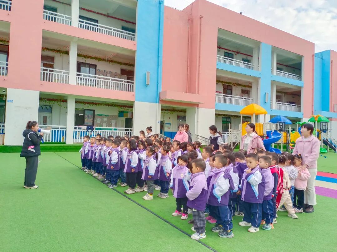 【安全教育】校車應(yīng)急演練,筑牢安全防線——恒大樂迪幼兒園校車安全演練活動(dòng) 【安全教育】校車應(yīng)急演練,筑牢安全防線——恒大樂迪幼兒園校車安全演練活動(dòng)