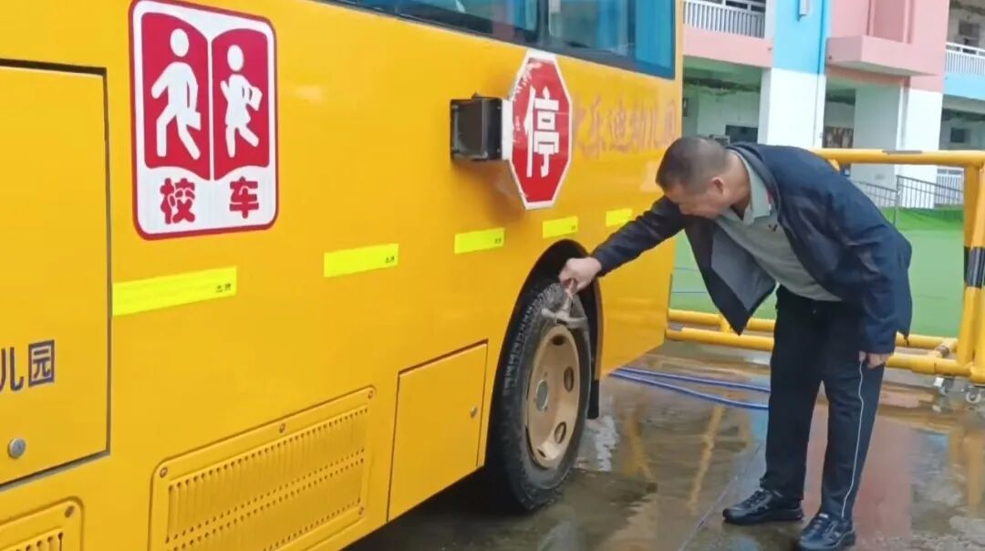 【安全教育】校車應(yīng)急演練,筑牢安全防線——恒大樂迪幼兒園校車安全演練活動(dòng) 【安全教育】校車應(yīng)急演練,筑牢安全防線——恒大樂迪幼兒園校車安全演練活動(dòng)