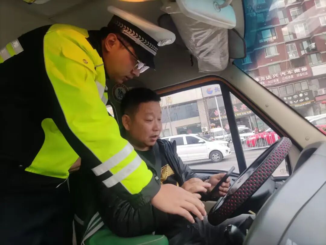 文明交通 禮行天下 | 護航“上學路”！本溪交警擰緊校車安全閥