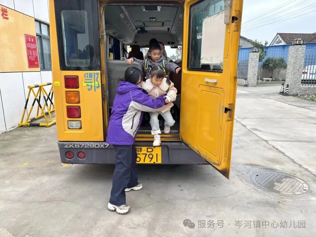 【安全防護(hù)】校車安全“大練兵”,守護(hù)幼兒平安行——岑河鎮(zhèn)中心幼兒園校車安全演練 【安全防護(hù)】校車安全“大練兵”,守護(hù)幼兒平安行——岑河鎮(zhèn)中心幼兒園校車安全演練