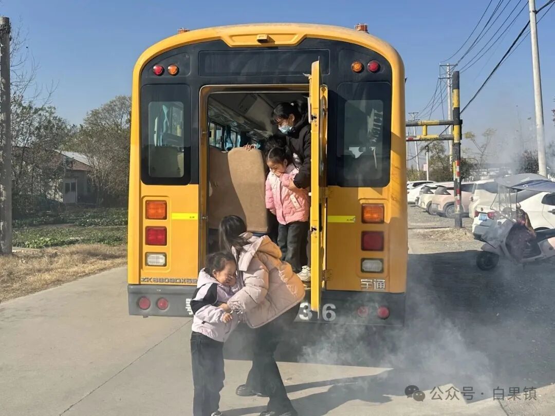 “小手拉大手·平安校車行”——麻城市第二幼兒園白果園區校車安全應急演練紀實