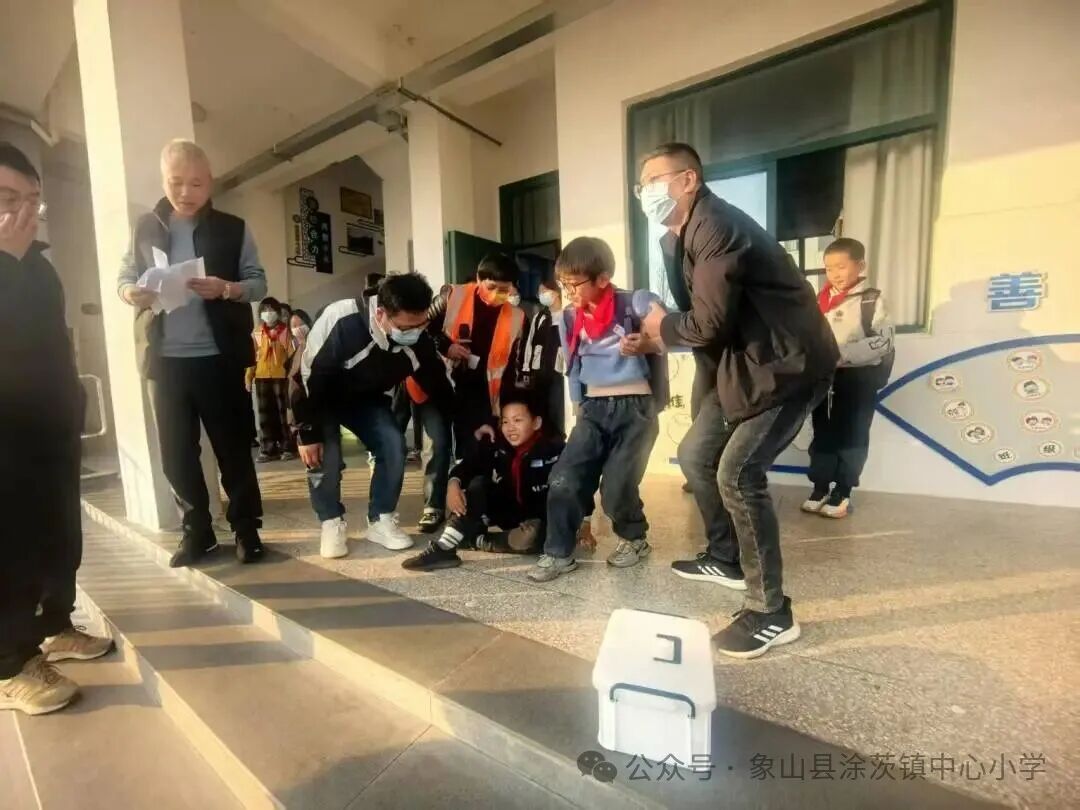 聚焦校車安全,筑牢生命防線——涂茨小學校車安全應急演練紀實 聚焦校車安全,筑牢生命防線——涂茨小學校車安全應急演練紀實