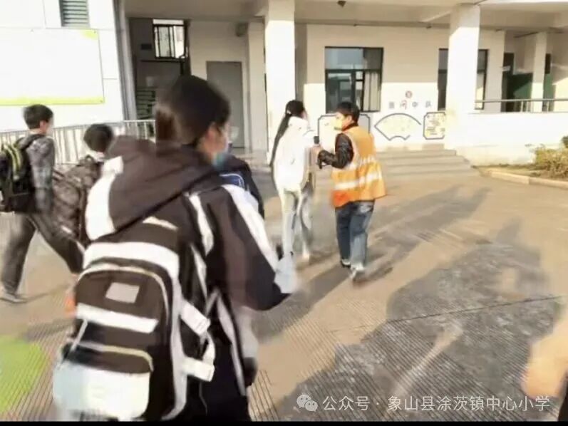 聚焦校車安全,筑牢生命防線——涂茨小學校車安全應急演練紀實 聚焦校車安全,筑牢生命防線——涂茨小學校車安全應急演練紀實