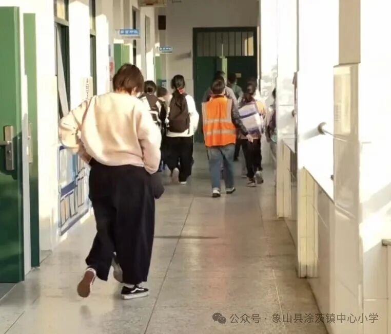 聚焦校車安全,筑牢生命防線——涂茨小學校車安全應急演練紀實 聚焦校車安全,筑牢生命防線——涂茨小學校車安全應急演練紀實