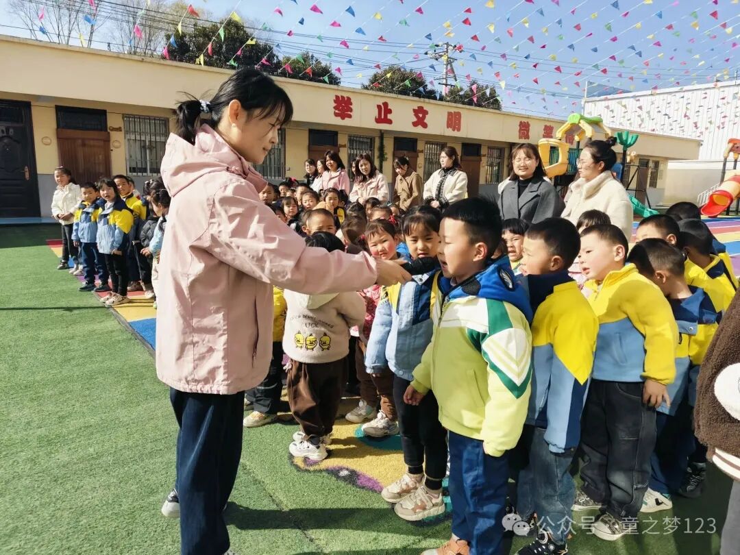 筑牢安全防線，守護幼兒平安——御駕宮幼兒園開展校車安全應急演練活動
