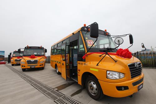 一汽客車(chē)向四川雅安震區(qū)學(xué)校捐贈(zèng)6輛校車(chē)/ 一汽客車(chē)向四川雅安震區(qū)學(xué)校捐贈(zèng)6輛校車(chē)