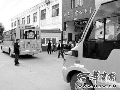 校車“特權”有名無實 上路難獲尊重少有車輛避讓 校車“特權”有名無實 上路難獲尊重少有車輛避讓