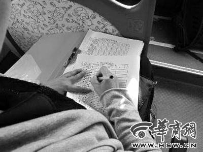 校車“特權”有名無實 上路難獲尊重少有車輛避讓 校車“特權”有名無實 上路難獲尊重少有車輛避讓