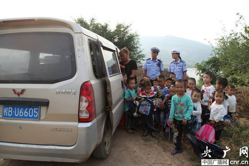 廣西柳州8座面包車(chē)充當(dāng)幼兒園校車(chē) 塞進(jìn)26人超員225%