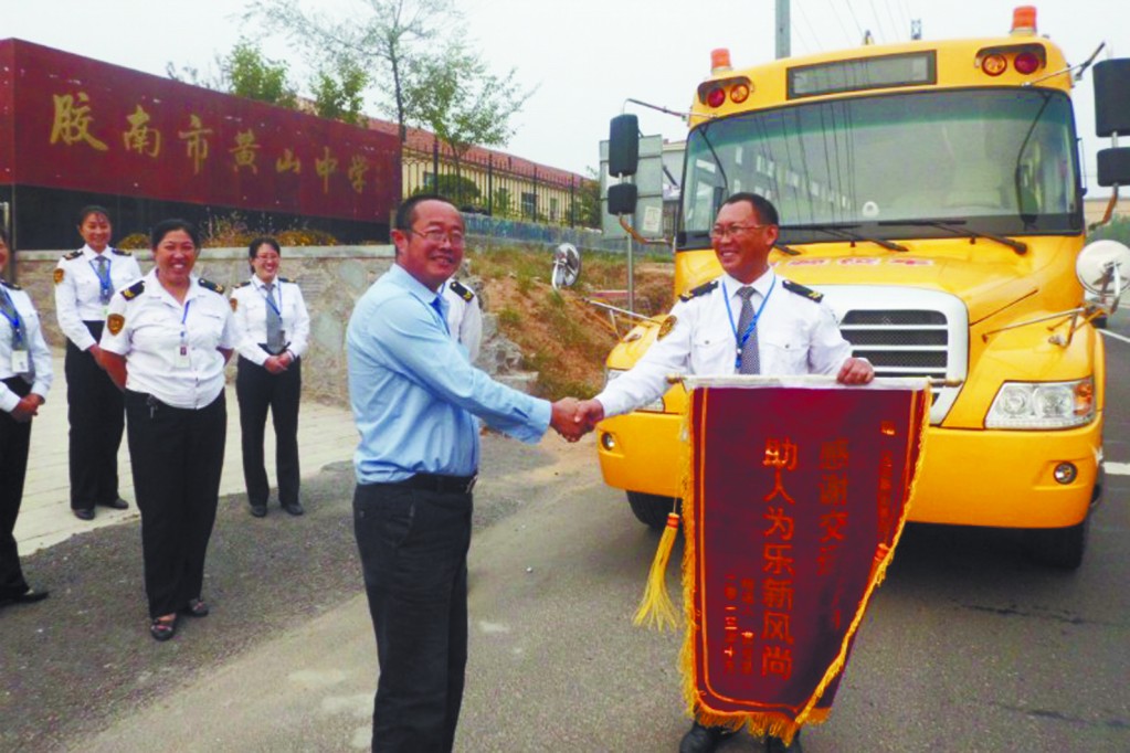 貨車突起火校車司機伸援手 撲火時太專注受傷 貨車突起火校車司機伸援手 撲火時太專注受傷