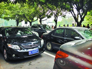 廣州:網友望校車重新運作 放學前校園門口停滿接送小孩的私家車。