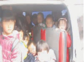 巴中幼兒園“面的”當校車 裝29個娃超載行駛 巴中幼兒園“面的”當校車 裝29個娃超載行駛(圖)