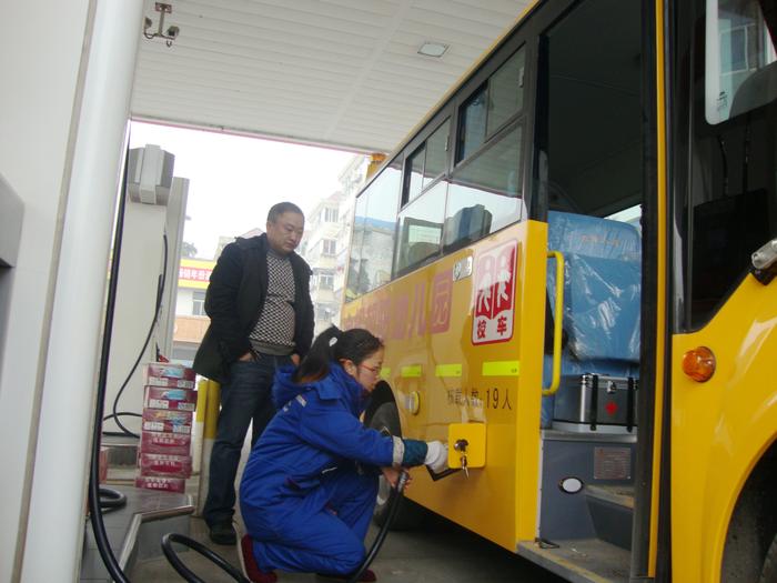 合肥石油：校車綠色通道受稱贊